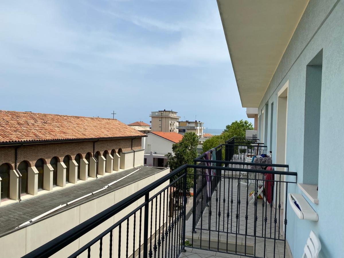 Hotel Capri Белариа-Игеа Марина Екстериор снимка