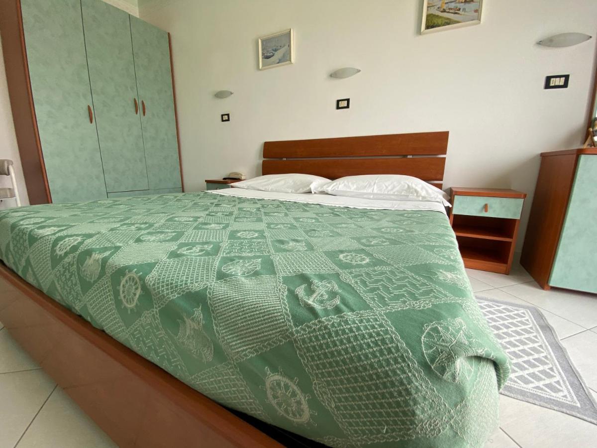 Hotel Capri Белариа-Игеа Марина Екстериор снимка