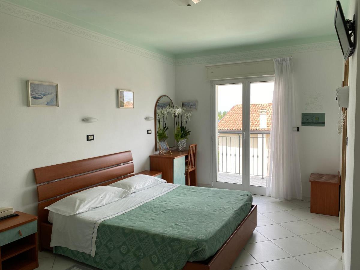 Hotel Capri Белариа-Игеа Марина Екстериор снимка