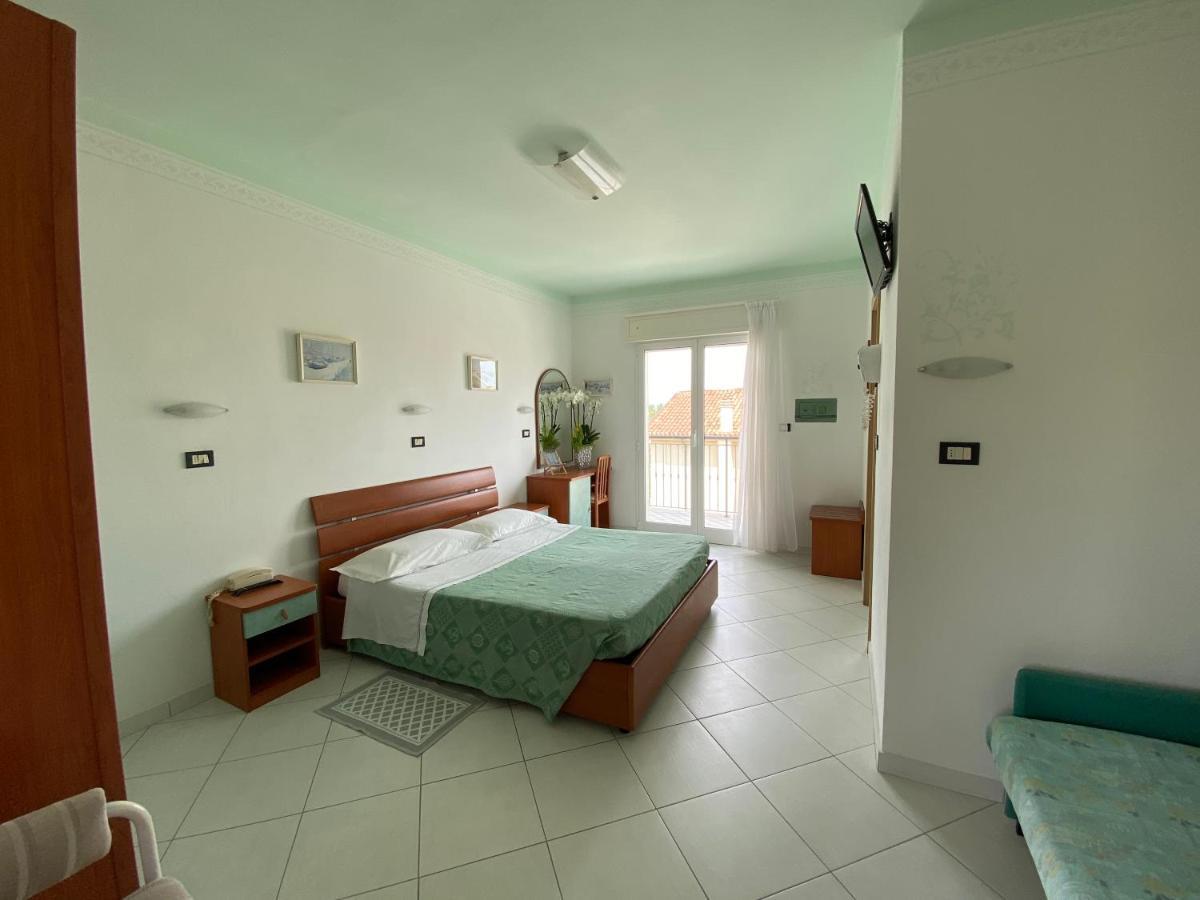 Hotel Capri Белариа-Игеа Марина Екстериор снимка