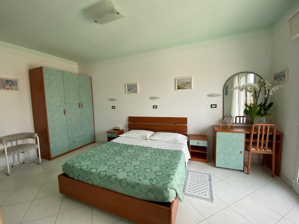 Hotel Capri Белариа-Игеа Марина Екстериор снимка