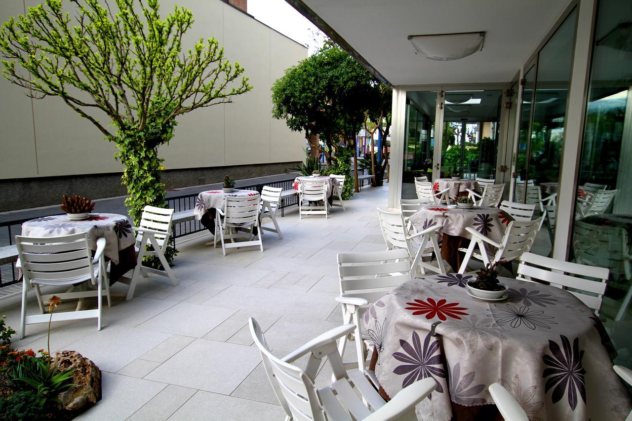 Hotel Capri Белариа-Игеа Марина Екстериор снимка