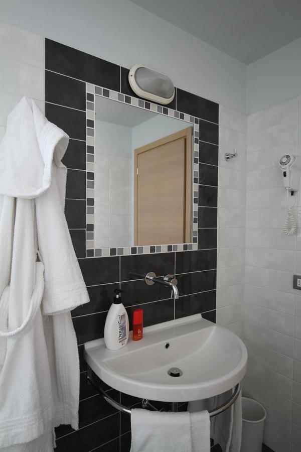 Hotel Capri Белариа-Игеа Марина Екстериор снимка