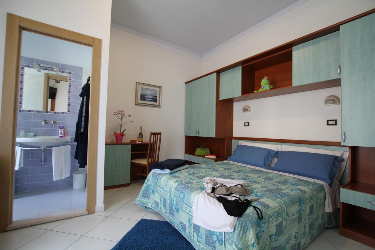 Hotel Capri Белариа-Игеа Марина Екстериор снимка