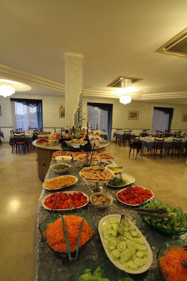 Hotel Capri Белариа-Игеа Марина Екстериор снимка