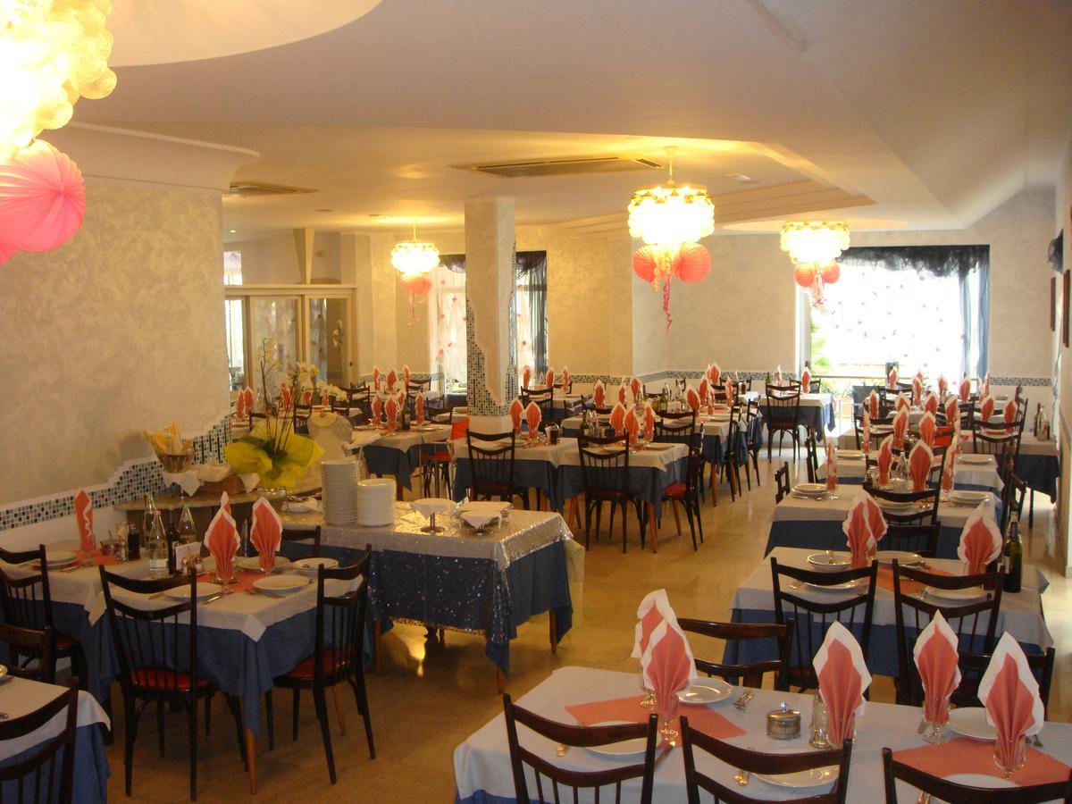 Hotel Capri Белариа-Игеа Марина Екстериор снимка
