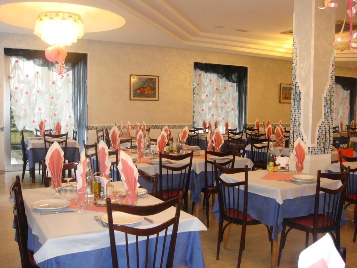 Hotel Capri Белариа-Игеа Марина Екстериор снимка